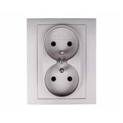 Berker Kwadrat Gniazdo podwójne z uziemieniem srebrne 5361838984 BERKER