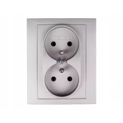 Berker Kwadrat Gniazdo podwójne z uziemieniem srebrne 5361838984 BERKER