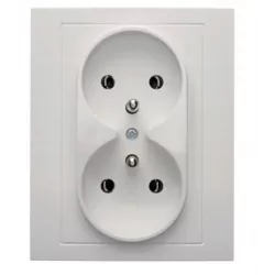 Berker kwadrat gniazdo podwójne z uziemieniem białe Hager